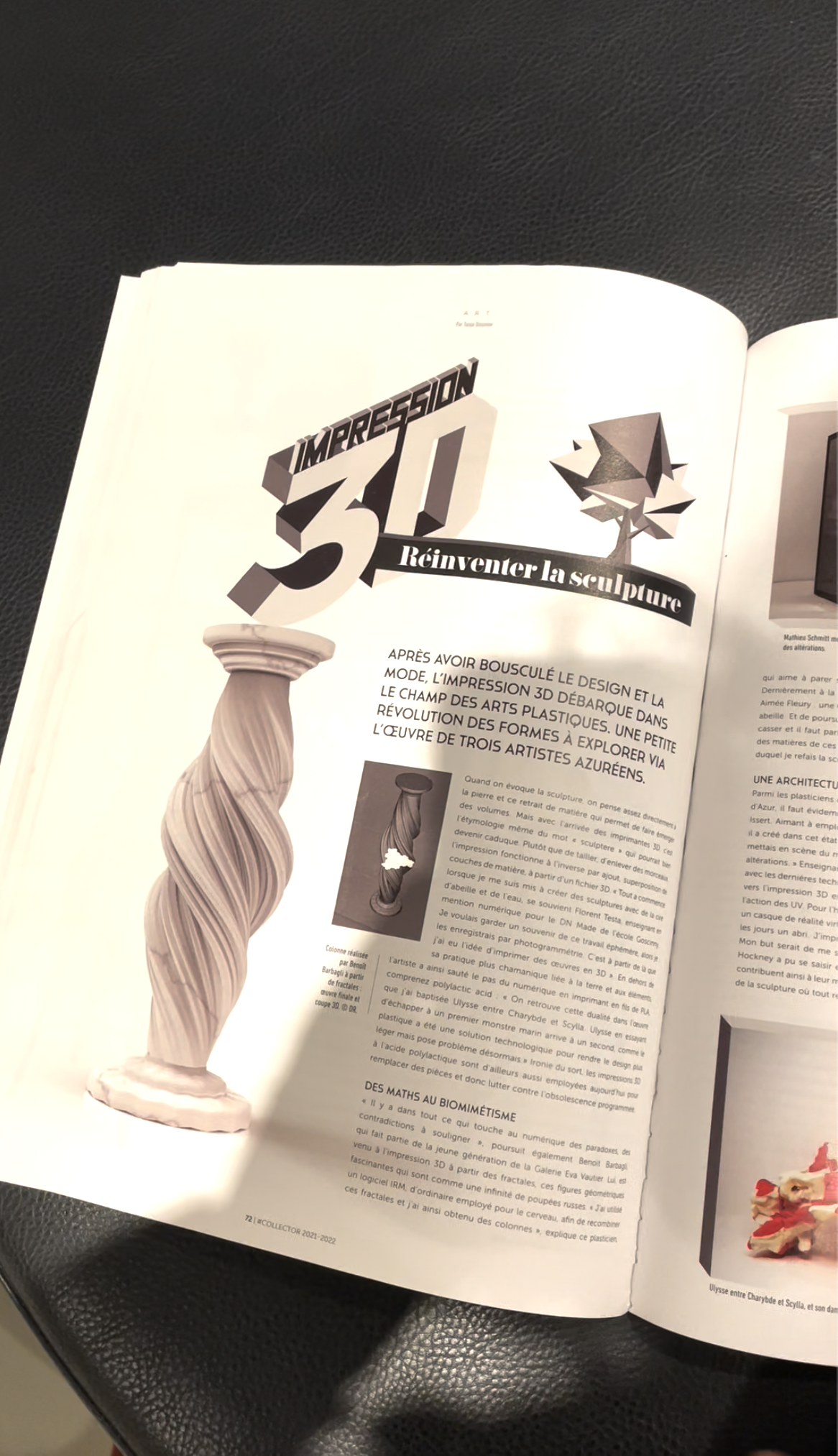 Double page d'un magazine ouverte sur un article illustré d'une sculpture en colonne torsadée blanche